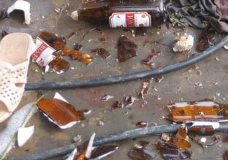 Nhom thanh nien o Hai Phong nem vo chai vao nguoi di duong