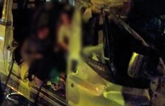 O to khach tong vao xe dang dau ben duong, nhieu nguoi bi thuong