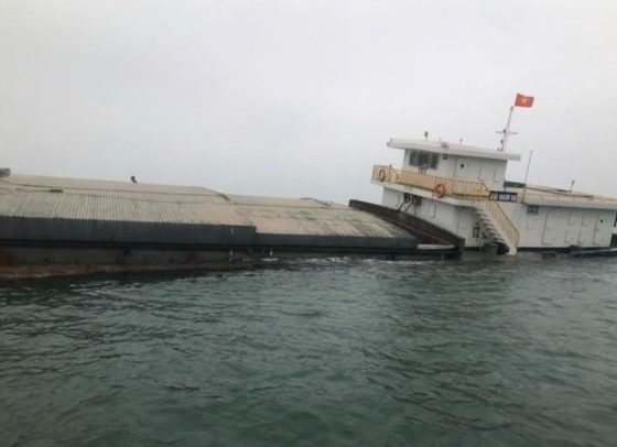 Giai cuu 4 thuyen vien tren tau cho xi mang dam phai da ngam