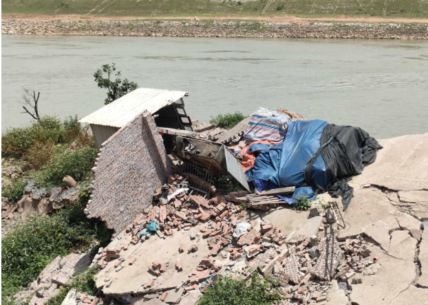 Theo đó, UBND TP Hà Nội giao UBND quận Long Biên chủ trì, phối hợp với Chi cục Thủy lợi và phòng, chống thiên tai duy trì thực hiện việc cảnh báo, hạn chế người dân qua lại tại khu vực sự cố sạt lở. 