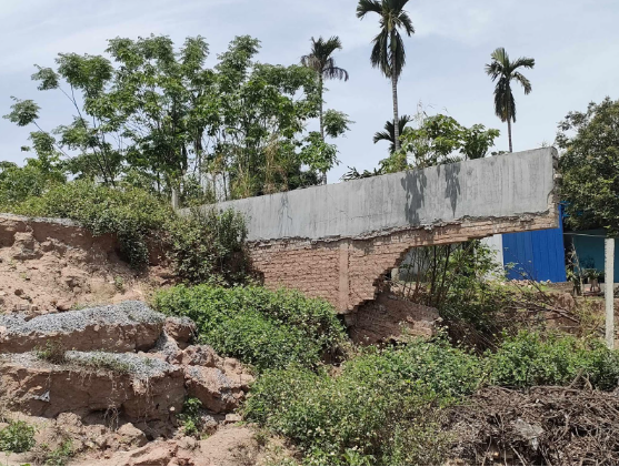 Đồng thời thực hiện các biện pháp đảm bảo an toàn theo phương châm 4 tại chỗ, có biện pháp gia cố phù hợp để hạn chế cao nhất sự phát triển của cung sạt và đảm bảo an toàn cho người và tài sản của nhân dân trong khu vực sạt lở. Hà Nội cũng giao Sở Nông nghiệp và Môi trường chủ động phối hợp với UBND quận Long Biên trong việc theo dõi chặt chẽ diễn biến sạt lở, tổ chức xử lý giờ đầu theo phương châm 4 tại chỗ. 