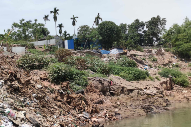 Dự báo, sạt lở sẽ có xu hướng tiếp tục phát triển nếu không được xử lý kịp thời và ảnh hưởng trực tiếp đến tài sản và tính mạng của người dân sinh sống gần khu vực. 