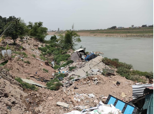 Trước thực tế trên, Hà Nội cho rằng cần áp dụng ngay các biện pháp khẩn cấp để ứng phó và khắc phục hậu quả nhằm ngăn chặn, hạn chế đến mức thấp nhất thiệt hại do sự cố sạt lở bờ sông gây ra. 