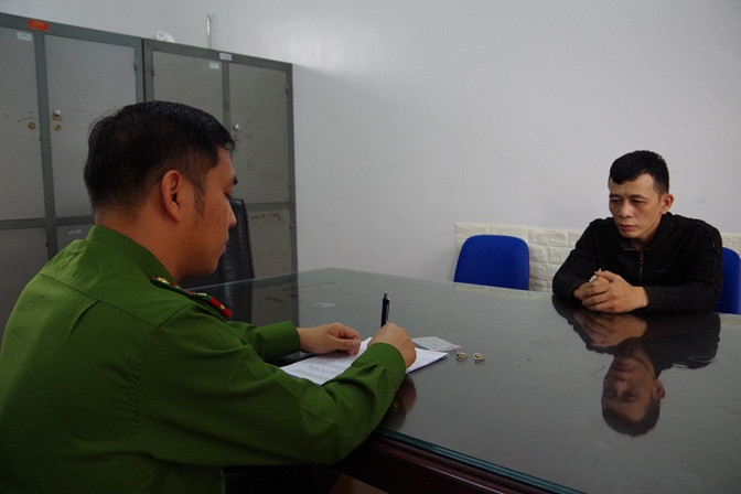 Hai Duong: Bat 2 doi tuong tao ton cuop san tai nghia trang-Hinh-2