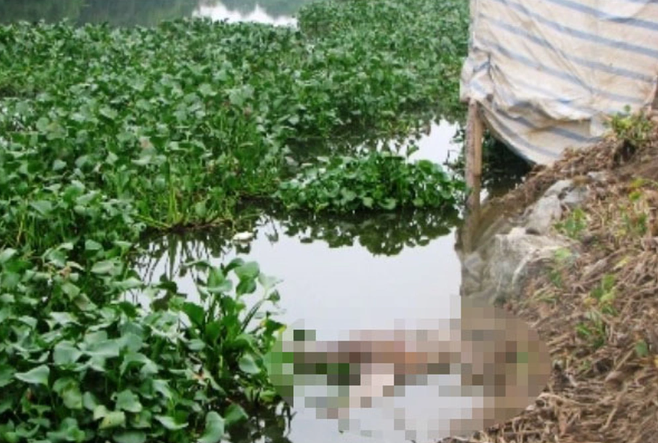 Xac minh thi the nam gioi coi tran ben bo song Hong