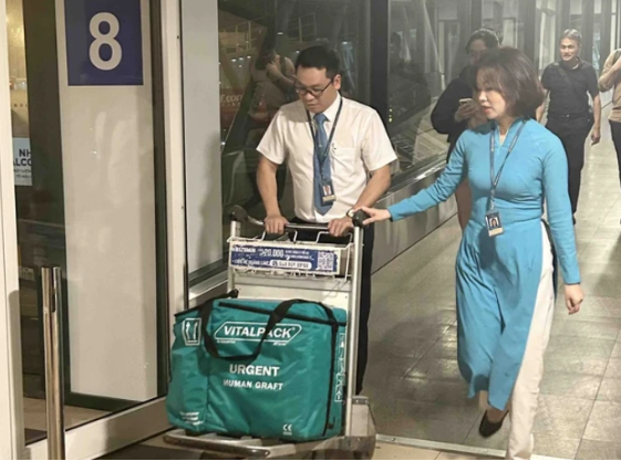 Chuyen bay lui gio cat canh 35 phut de doi dieu dac biet