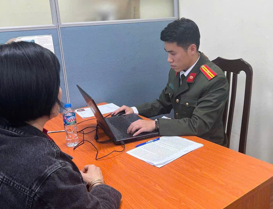 Xử phạt người phụ nữ vì livestream sai sự thật về việc cấp GPLX Xu phat nguoi phu nu vi livestream sai su that ve viec cap GPLX