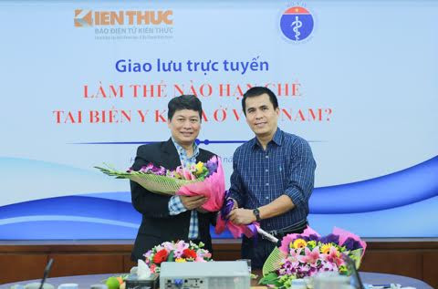 TBT báo Kiến Thức Nguyễn Minh Quang (phải) và TS Nguyễn Đức Chính.