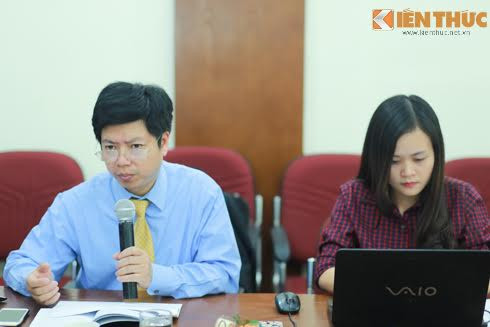 Phó Cục trưởng Nguyễn Trọng Khoa đang trả lời câu hỏi của độc giả.