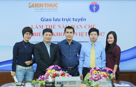 Tổng Biên tập Báo điện tử Kiến Thức Nguyễn Minh Quang (thứ ba từ phải qua); Phó Cục trưởng Nguyễn Trọng Khoa (thứ hai từ phải qua) và TS Nguyễn Đức Chính (thứ tư từ phải qua) trong buổi Giao lưu trực tuyến.