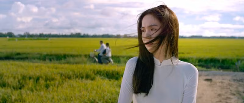 Sau bao cám dỗ và sóng gió, cô bé Ngọc Trinh nghẹn ngào tự sự: "Con không cần làm giàu hay thành công gì hết. Con chỉ cần lên Sài Gòn kiếm tiền để trả hết nợ cho ba mẹ. Rồi con sẽ về quê lấy chồng, sinh con, ở với ba với mẹ. Con chỉ muốn như vậy thôi". Khung cảnh đó, tâm tư đó, có lẽ không lạ lẫm với nhiều người - đặc biệt là những ai ra đi từ quê nghèo. Ra đi để cuộc sống bớt nhọc nhằn, nhưng đi rồi cũng vẫn chỉ đau đáu mong muốn sớm được trở về.