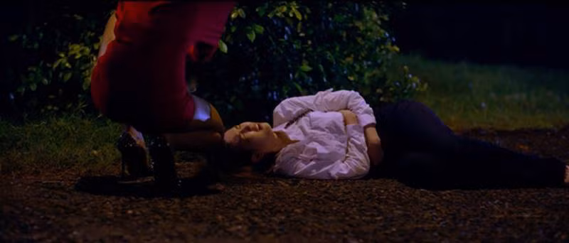 Đoạn teaser cũng tiết lộ, Ngọc Trinh từng bị hành hung khi đi diễn