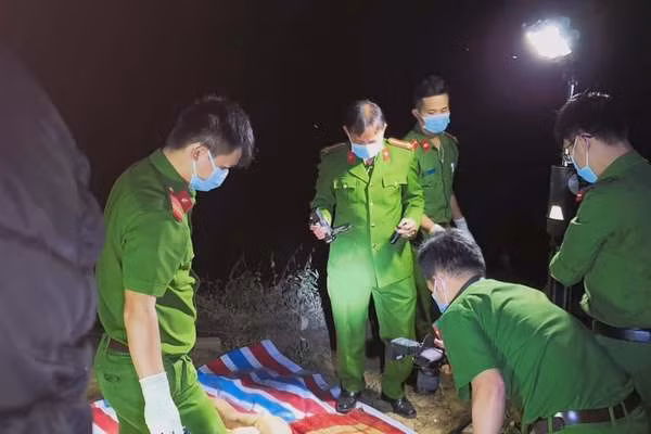 Qua xác minh bước đầu, nạn nhân có hoàn cảnh khá đặc biệt, độc thân, sống khép kín và rất ít khi ra khỏi nhà. Thông tin từ chính quyền địa phương cho hay, bà Lan chưa từng xảy ra mâu thuẫn, thù hận với bất cứ ai. Kết quả khám nghiệm hiện trường, tử thi cho thấy, nạn nhân bị hung thủ dùng dao cứa cổ nhiều nhát, đồ đạc bị lục lọi có dấu hiệu bị mất mát tài sản. Thời gian bà Lan bị sát hại vào khoảng tối 3/2. Cơ quan điều tra nhận định đây là vụ án giết người, cướp tài sản. (Ảnh minh họa, nguồn internet) 