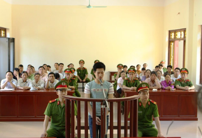 Gây án xong, Vương lấy giấy vệ sinh lau chùi vết máu rồi tắt điện rời khỏi hiện trường. Trên đường về nhà, đối tượng vứt con dao gây án xuống mương, rồi ra ao nước đầu làng rửa sạch chân tay. Sáng hôm sau, khi sự việc được mọi người phát hiện, Vương còn tỏ thái độ bất ngờ, đi hỏi han để tránh bị nghi ngờ, đồng thời nghe ngóng tình hình. Ngày 31/5/2016, TAND tỉnh Hà Nam đã mở phiên xét xử sơ thẩm và tuyên phạt 18 năm tù giam đối với bị cáo Phạm Minh Vương về tội "Giết người" và "Cướp tài sản".