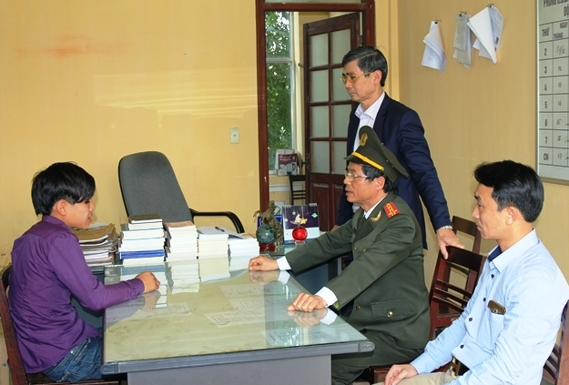 Vương khai, do thiếu tiền tiêu xài, biết bà Lan sinh sống một mình nên đã lên kế hoạch cướp tài sản. Khoảng 19h30' ngày 3/2, Vương đi xe đạp từ nhà đến quán tạp hóa của nạn nhân. Tại đây, sau tiếng gọi, bà Lan nhận thấy Vương là khách quen nên đã mở cửa bán hàng. Trong lúc nạn nhân đang lúi húi lấy đồ, Vương bất ngờ tấn công khiến bà Lan nằm bất tỉnh dưới nền nhà. Lục lọi đồ đạc, Vương lấy đi số tiền 200 ngàn đồng, kèm chiếc điện thoại. Khi chuẩn bị rời khỏi hiện trường, lo sợ nạn nhân tỉnh dậy sự việc sẽ bại lộ, Vương đã dùng dao nhọn cứa liên tiếp vào cổ khiến bà Lan tử vong tại chỗ.