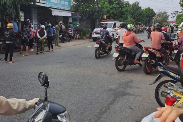 Sau những tiếng gọi không có hồi đáp, mọi người phát hiện một bên cửa quán khép hờ. Khi cánh cửa được đẩy ra, một cảnh tượng hãi hùng hiện ra trước mắt: Thi thể bà Lan nằm bất động trên vũng máu dưới nền nhà, đồ đạc bên trong quán có dấu hiệu bị xáo trộn. Thông tin bà Lan bị sát hại một cách dã man nhanh chóng lan truyền, khiến người dân địa phương hoang mang. Tiếp nhận tin báo, Công an tỉnh Hà Nam phối hợp cùng Công an huyện Bình Lục khẩn trương huy động lực lượng tiếp cận hiện trường. (Ảnh minh họa, nguồn internet) 