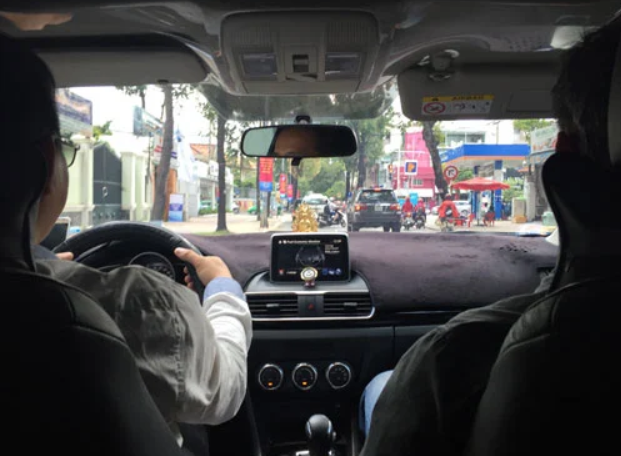 Kiên trì rà soát, công an được một nhân chứng cho biết có nhìn thấy một nam thanh niên giống như miêu tả bắt xe taxi, tuy nhiên người này đi đâu, tên hãng xe là gì thì nhân chứng không rõ. Cùng thời điểm này, công an nhận được thông tin từ phía ngân hàng là tài khoản của nạn nhân H. xuất hiện giao dịch chuyển khoản 30 triệu đồng vào tài khoản mang tên Vũ Văn Doanh. Đến lúc này mọi nghi ngờ về Doanh đã đầy đủ căn cứ. (Ảnh minh họa, nguồn internet) 