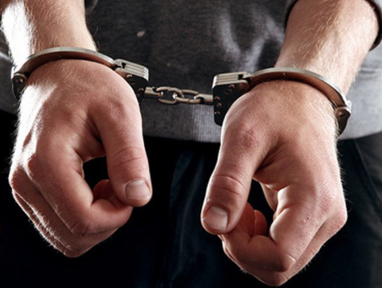 Một nguồn tin từ chủ nhà nghỉ báo rằng, có nam thanh niên đến thuê phòng ở một mình, hình dáng khá giống mới miêu tả, chỉ khác là người này tóc vàng chứ không phải đen như hình ảnh công an cung cấp. Nửa đêm 13/6, Công an tỉnh Ninh Bình ập vào nhà nghỉ, khống chế người thanh niên tóc vàng đang trú ngụ một mình. Người này đã cúi đầu thừa nhận mình là Vũ Văn Doanh, kẻ gây ra cái chết cho bà H. tại TP Tam Điệp. (Ảnh minh họa, nguồn internet)