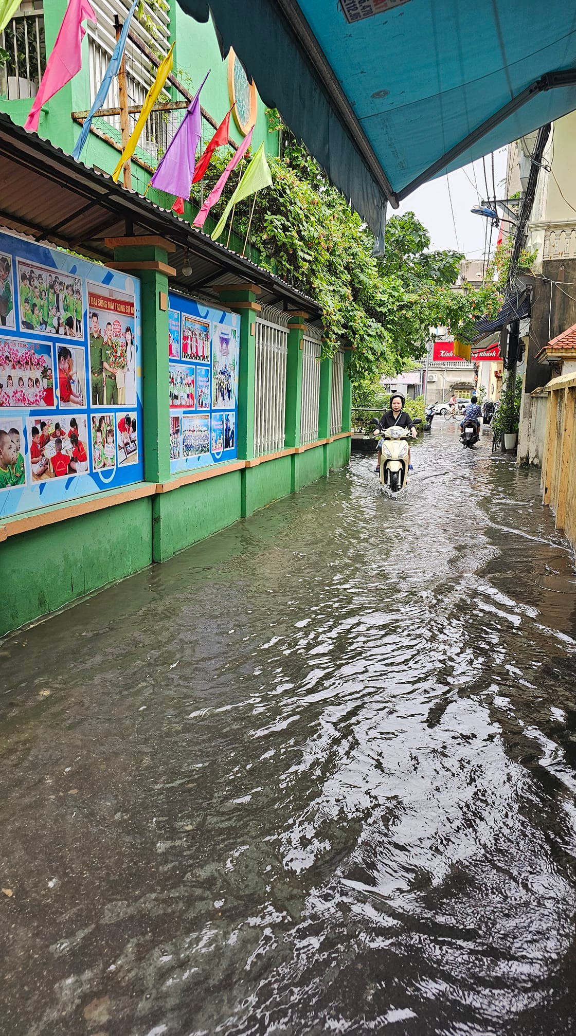 Khu vực ngõ nhỏ cũng không tránh khỏi được tình trạng ngập úng.