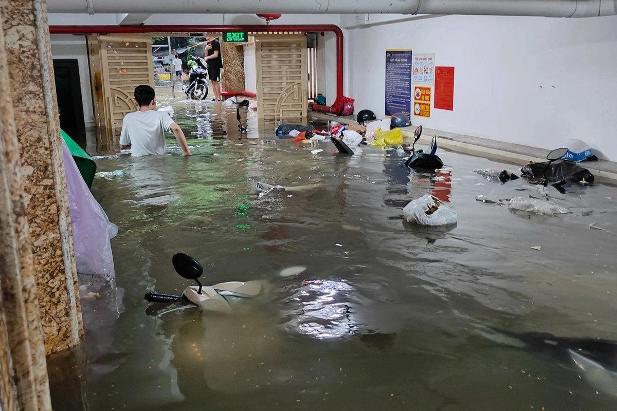 Chị Phan Thị Sinh (ở chung cư mini lô 28 Khu đấu giá Yên Xá, xã Tân Triều, quận Hà Đông) cho biết, sau trận mưa kéo dài, khoảng 6h sáng 24/7, toàn bộ tầng hầm để xe của chung cư mini cao 8 tầng với 1 tầng hầm bị ngập sâu. Có khoảng 60-70 chiếc xe máy của sinh viên, người dân thuê trọ tại đây chìm trong nước. 