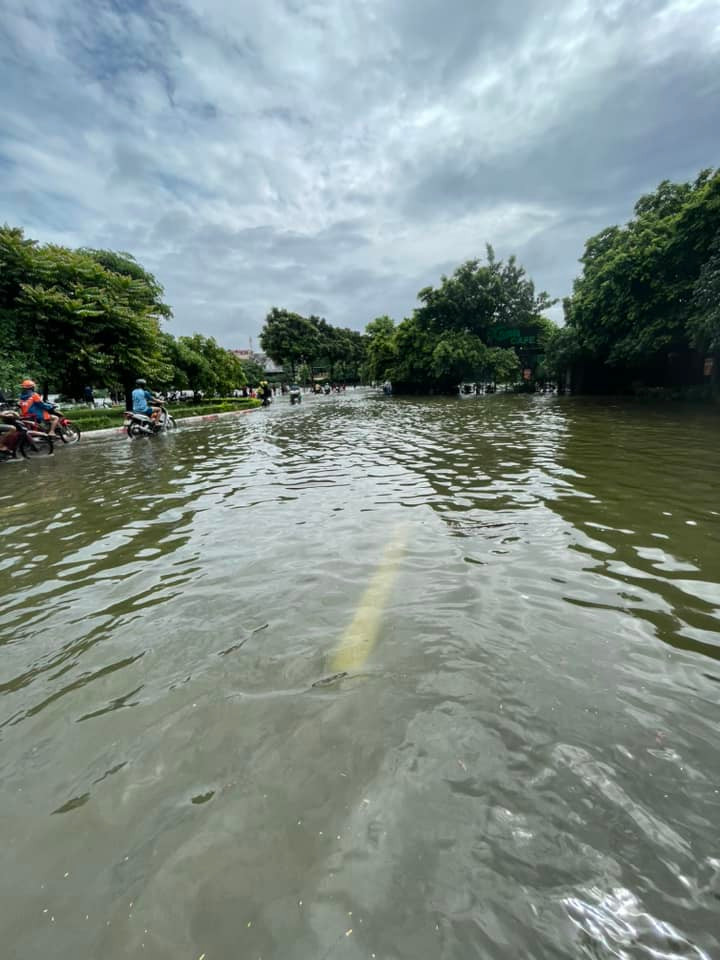 Khu vực Tân Triều - Văn Quán, quận Hà Đông, sáng nay giao thông tê liệt vì nước hồ ngập tràn lên đường. 