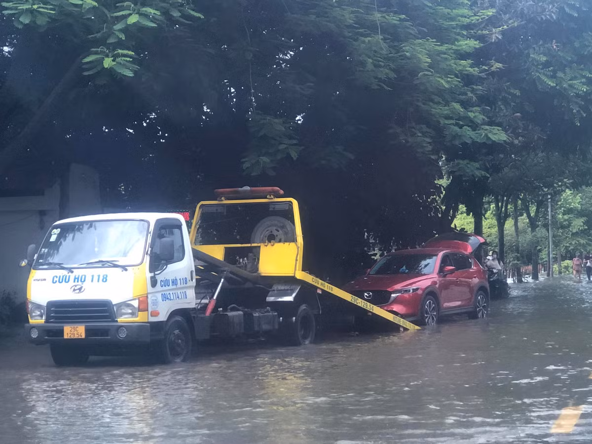 Đến sáng nay (24/7), tại nhiều khu vực trên địa bàn Hà Nội, nước vẫn chưa rút hết. 