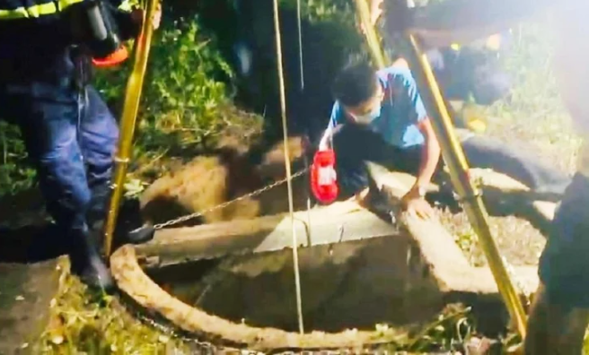 Đến tối cùng ngày, một vài người bất ngờ phát hiện thúng và chiếc liềm cắt cỏ của bà G. tại khu vực nhà ông L. (một người họ hàng với bà G.). Khi tìm kiếm đến khu vực giếng nhà ông L, mọi người dùng đèn soi xuống giếng và bất ngờ phát hiện thi thể bà G. lập lờ dưới nước. Khi thi thể được vớt lên, qua quan sát ban đầu trên cơ thể có một số vết thương, bầm tím. Những dấu vết này khiến cơ quan công an nghi ngờ bà G. đã bị sát hại chứ không phải tự ngã xuống giếng. (Ảnh minh họa, nguồn internet)