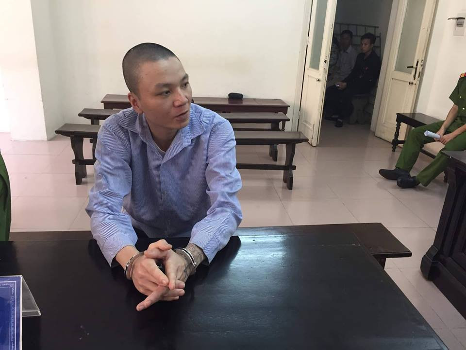 Lợi dụng lúc bà G sơ hở, Lực dùng dây siết cổ nạn nhân cho tới khi bà G. lịm đi rồi thực hiện hành vi đồi bại. Lo sợ bị phát hiện, Lực thả nạn nhân xuống giếng nhà mình. Lúc này bà G tỉnh lại vùng vẫy kêu. Lực phát hiện ra nên đã lấy thớt gỗ, gạch ném xuống. Sau khi gây án, Lực bắt xe lên Mỹ Đình. Tại đây, gã rủ một người bạn vốn từng làm xe ôm cùng đi hát karaoke. Trong lúc hát, Lực vờ mượn xe máy của người này rồi phóng đi biệt tích, bắt đầu hành trình trốn chạy tới 8 tháng trời. Tại phiên tòa vào tháng 9/2018, HĐXX TAND thành phố Hà Nội đã tuyên mức án tử hình dành cho tên tội phạm máu lạnh này.