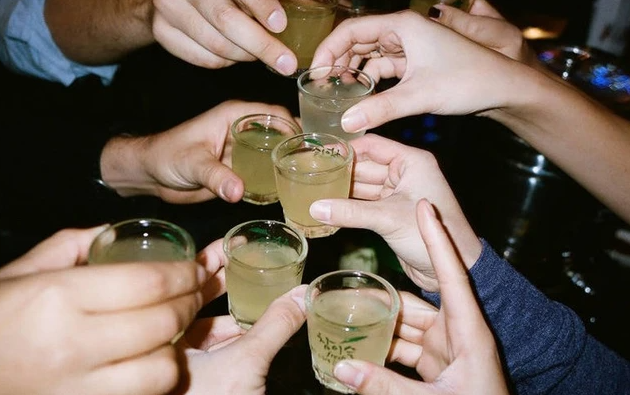 Vào thời điểm xảy ra vụ án, công an phát hiện, một trong 2 người con của ông L. xuất hiện tại địa phương. Người này có tên là Nguyễn Viết Lực (SN 1993). Sáng 3/12/2016, Lực ngồi uống rượu tại nhà hàng xóm. Đến trưa người này về nhà. Kể từ lúc phát hiện thi thể bà G. và những ngày sau đó, Lực đã rời địa phương đi đâu không rõ. Tại hồ sơ lưu, Lực không có nghề nghiệp ổn định, có biểu hiện sử dụng ma túy, chơi bời, lêu lổng. Lực thường xuyên vắng nhà và ngay cả người thân cũng hiếm khi biết gã đi đâu, làm gì. Lực từng có 1 tiền án 18 tháng tù về tội "Lừa đảo chiếm đoạt tài sản". (Ảnh minh họa, nguồn internet)