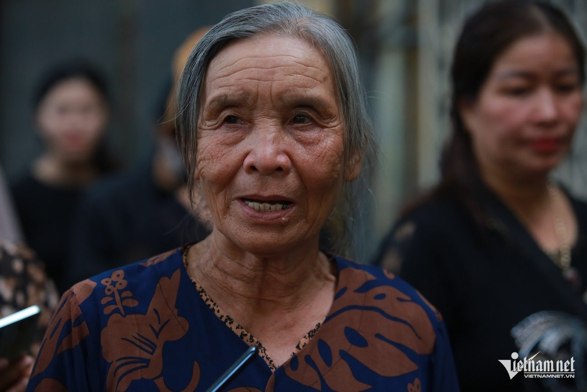 Bà Kiều Thị Thật từ Hà Nam lên Hà Nội để đưa tiễn Tổng Bí thư Nguyễn Phú Trọng. Ảnh: N. Huyền