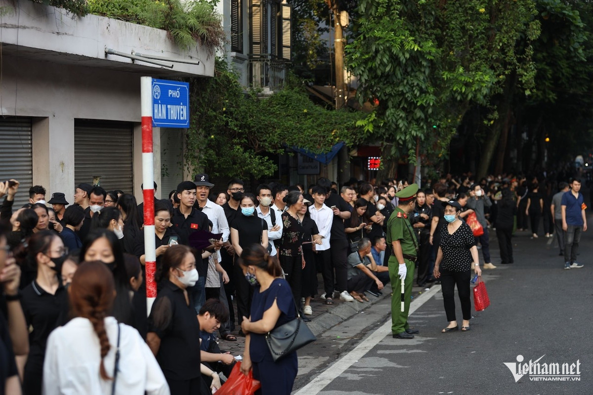 Từ sáng sớm, dòng người xếp hàng chờ vào viếng Tổng Bí thư Nguyễn Phú Trọng kéo dài hết phố Hàn Thuyên. Ảnh: N. Huyền