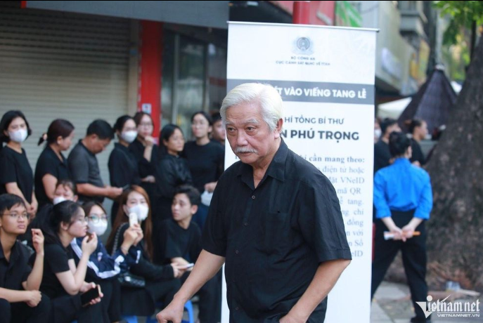 Nhà sử học Dương Trung Quốc chống gậy tới viếng Tổng Bí thư Nguyễn Phú Trọng. Ảnh: N. Huyền