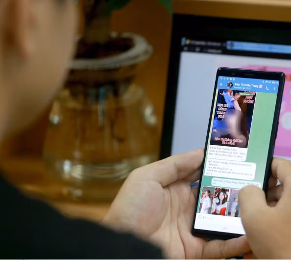 Chính vì phương thức hoạt động như vậy, chỉ trong thời gian ngắn, những hội nhóm này đã thu hút tới hàng chục nghìn người tham gia. Các trinh sát của Cục Cảnh sát hình sự nhận thấy, những nhóm kín môi giới mại dâm này có từ 3- 4 đối tượng điều hành. Tuy nhiên, kẻ cầm đầu và giữ vai trò liên lạc với khách hàng lại là một nickname có tên "Triệu Mẫn". Nhân vật này khá ít khi xuất hiện, thi thoảng có vào nhóm và bằng một chất giọng nữ ngọt ngào mời chào các thành viên mua dâm. (Ảnh minh họa, nguồn internet)