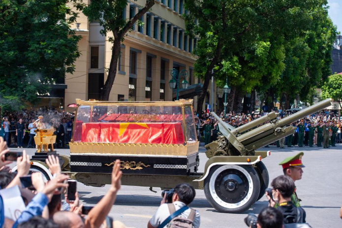 Người dân vẫy tay vĩnh biệt Tổng Bí thư Nguyễn Phú Trọng, khi Linh xa đi qua.