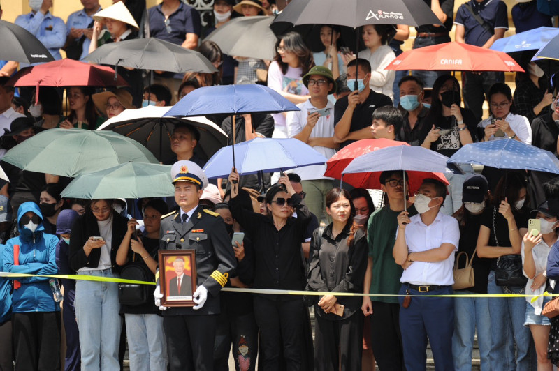 Đông đảo người dân đứng tại khu vực Nhà hát Lớn chờ tiễn biệt Tổng Bí thư Nguyễn Phú Trọng. (Ảnh CAND). 