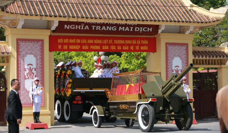 Linh xa đưa Linh cữu Tổng Bí thư Nguyễn Phú Trọng về nơi an táng tại Nghĩa trang Mai Dịch, Hà Nội. (Ảnh VTV). 