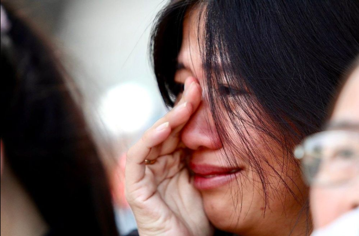 Các bạn trẻ tỏ niềm tiếc thương vô hạn trước sự ra đi của Tổng Bí thư Nguyễn Phú Trọng, người một đời phụng sự Đảng, Nhà nước và chăm lo cho đời sống Nhân dân. (Ảnh Zing.vn). 