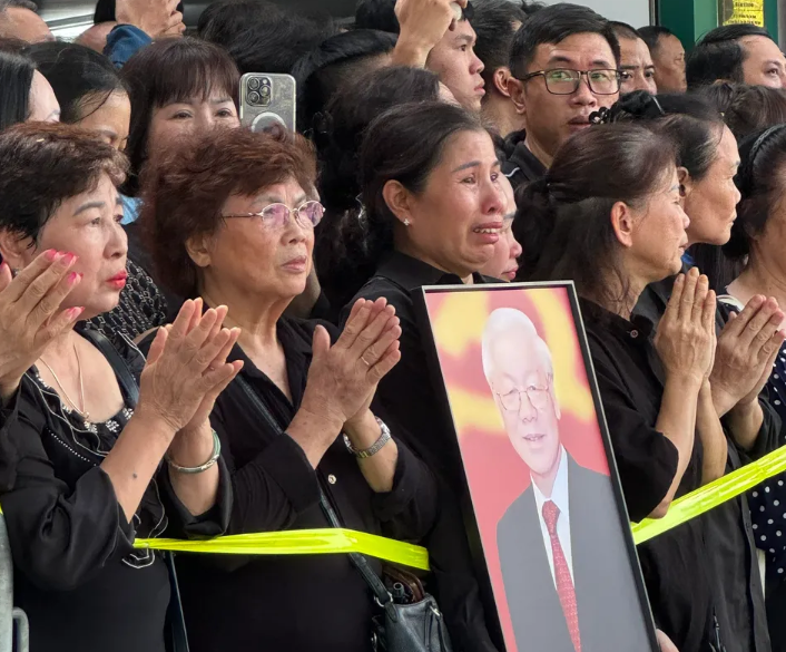 Những giọt nước mắt đã rơi khi đoàn xe tang đi qua. (Ảnh VTV). 