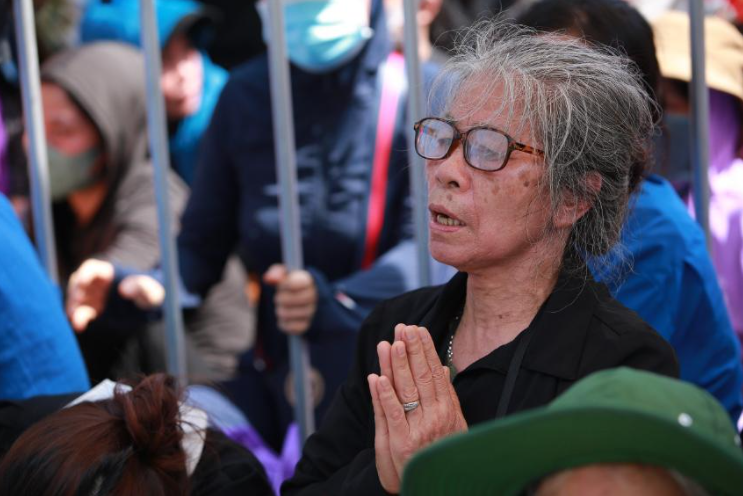 Các tầng lớp Nhân dân đã xúc động bày tỏ lòng thành kính, kính trọng và niềm tiếc thương vô hạn đối với Tổng Bí thư Nguyễn Phú Trọng. (Ảnh VTV).