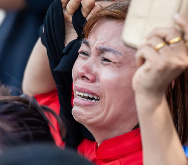 Nhiều người bật khóc thành tiếng, chia sẻ nỗi đau, mất mát như mất đi người thân trong gia đình. (Ảnh Zing.vn). 