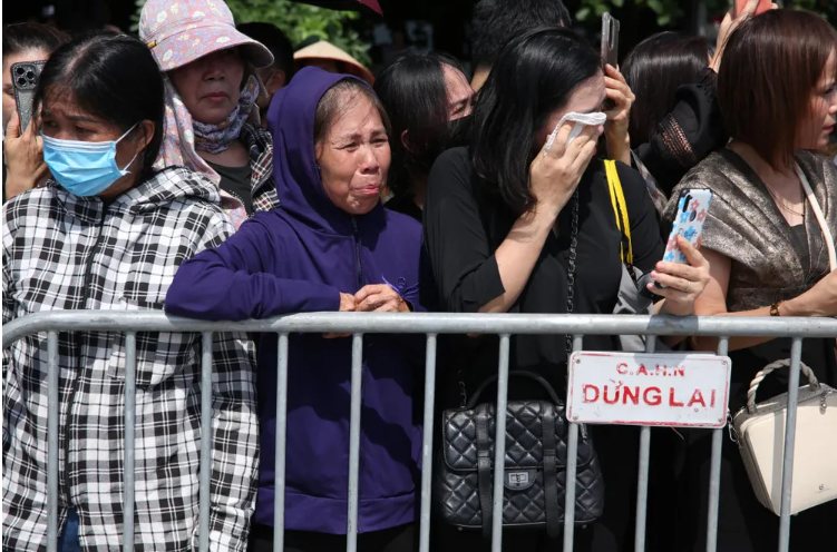 Nhiều người dân không kìm được nước mắt trong giờ phút Linh xa đưa Linh cữu Tổng Bí thư Nguyễn Phú Trọng đi qua. (Ảnh VTV). 