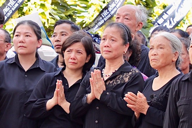 Người dân tại thôn Lại Đà (Đông Anh, Hà Nội), quê hương của Tổng Bí thư Nguyễn Phú Trọng, nghẹn ngào trong giờ phút tiễn biệt người con ưu tú của quê hương. (Ảnh Tiền Phong).