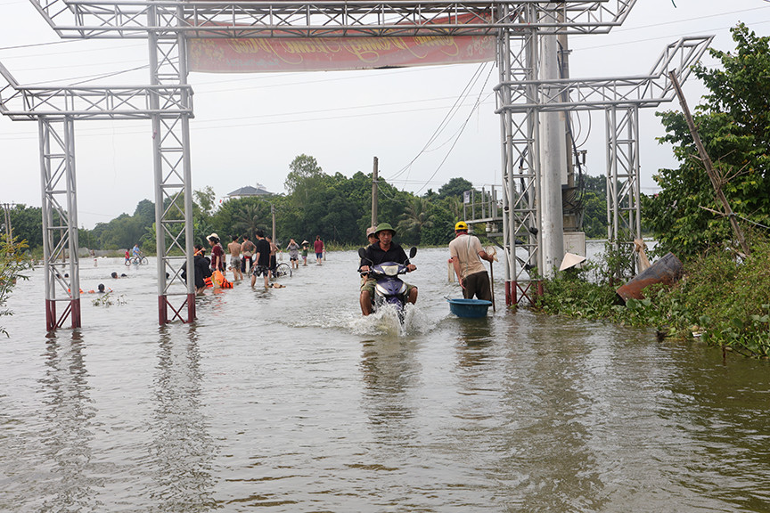 Để đảm bảo an toàn, người dân chỉ có thể di chuyển vào ban ngày, tránh đi lại vào đêm.