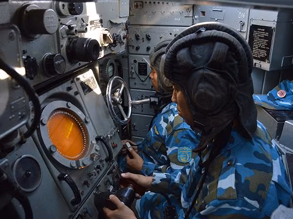 Vị trí ngồi trong xe của trắc thủ radar. ZSU-23-4M được trang bị radar bắt mục tiêu RPK-2 Tobol có thể phát hiện mục tiêu máy bay cách 20km, tự động theo dõi mục tiêu ở cự ly hơn 7-8km. Nguồn ảnh: Báo PK-KQ