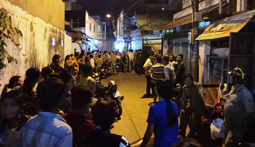 Người dân địa phương bàng hoàng khi hay tin vụ nghi án giết người cướp tài sản trong phòng trọ.