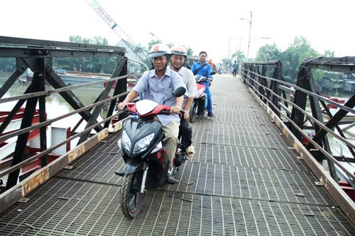 Người dân vui mừng lưu thông qua cầu Long Kiểng.