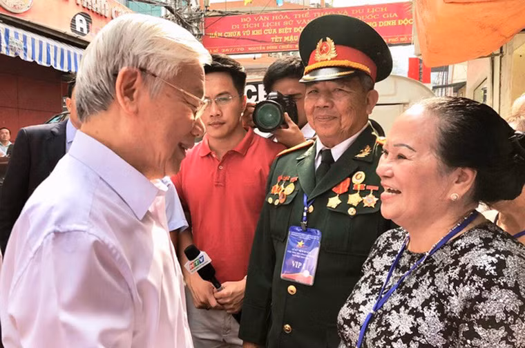 Bà Đặng Thị Thiệp (vợ Anh hùng lực lượng vũ trang Trần Văn Lai, bí danh Năm Lai) đã kể lại câu chuyện chồng mình bí mật đào hầm và vận chuyển vũ khí cho đến năm 1968 với Tổng Bí thư.