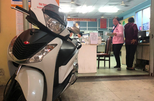 SH biển “tứ quý 7” đậu mất trật tự ở phòng tiếp dân Đội CSGT SH bien “tu quy 7” dau mat trat tu o phong tiep dan Doi CSGT