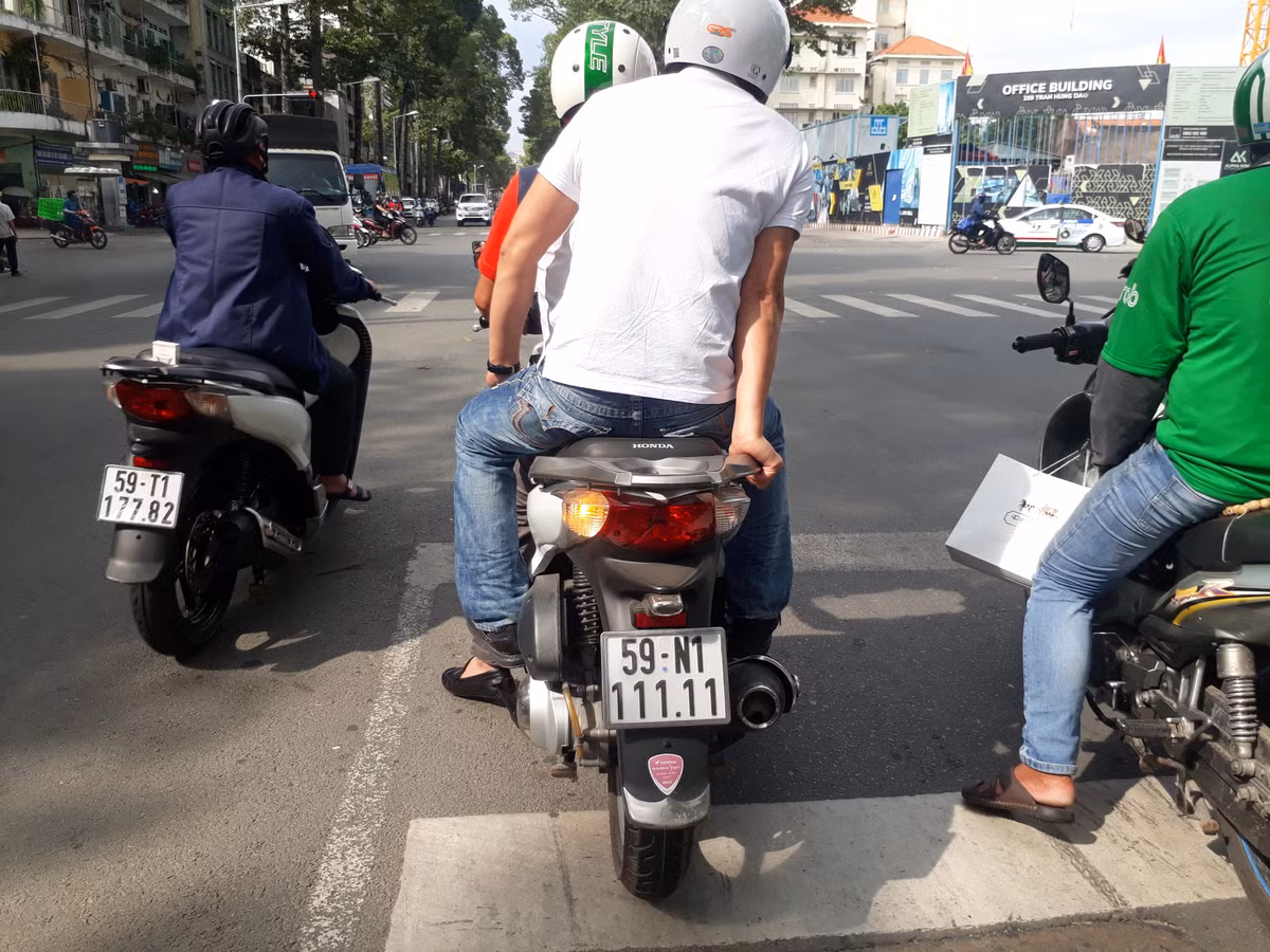 Man nhan voi nhung bien so xe ngu quy-Hinh-2