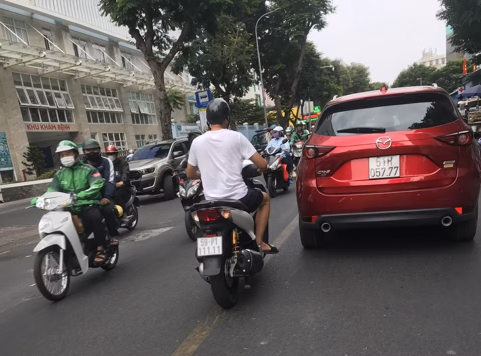 Man nhan voi nhung bien so xe ngu quy-Hinh-3